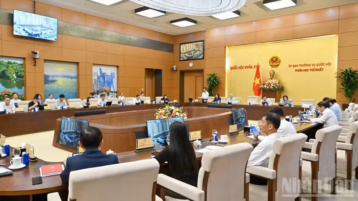 Quang cảnh phiên họp của Ủy ban Thường vụ Quốc hội sáng 14/4. (Ảnh: THỦY NGUYÊN)