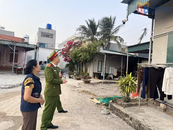 Công an phường Hà An nắm bắt tình hình lắp đặt camera giám sát an ninh của nhà dân.