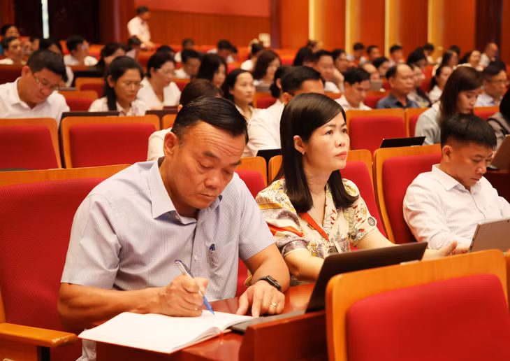 Cán bộ, đảng viên chăm chú lắng nghe, ghi chép tại hội nghị.