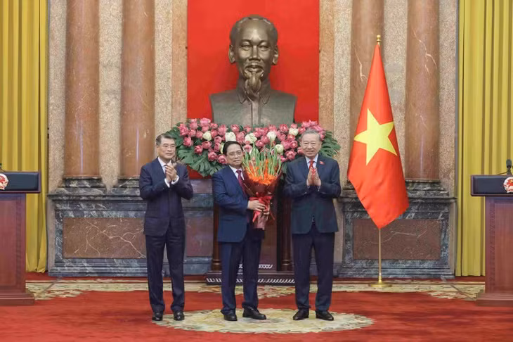 Tổng Bí thư, Chủ tịch nước Tô Lâm và Thủ tướng Chính phủ Lê Minh Hưng tặng hoa chúc mừng nguyên Thủ tướng Chính phủ Phạm Minh Chính đã hoàn thành xuất sắc nhiệm vụ được Đảng, Nhà nước giao phó.