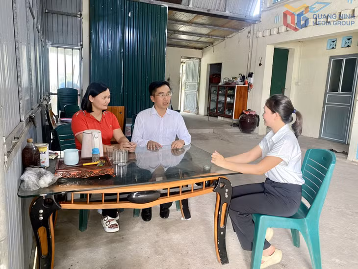 Đồng chí Bí thư Chi bộ, Trưởng thôn Hà Ngọc Trung cùng đảng viên trong chi bộ gặp gỡ, trao đổi với quần chúng ưu tú trong thôn.