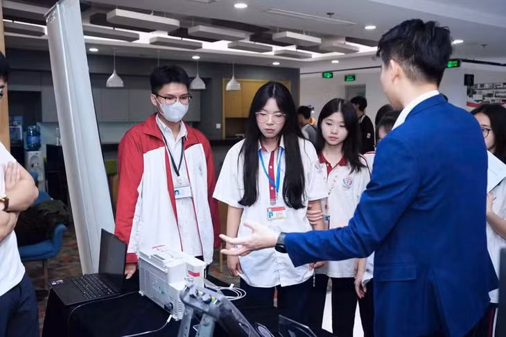 Học sinh tham gia trải nghiệm tìm hiểu về công nghệ bán dẫn.
