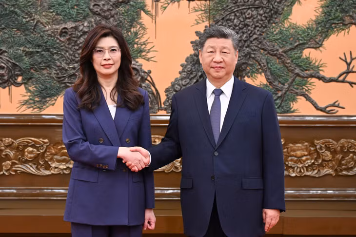 Chủ tịch Trung Quốc Tập Cận Bình (phải) bắt tay lãnh đạo Quốc dân Đảng Trịnh Lệ Văn tại Bắc Kinh, ngày 10/4/2026. Ảnh: AP