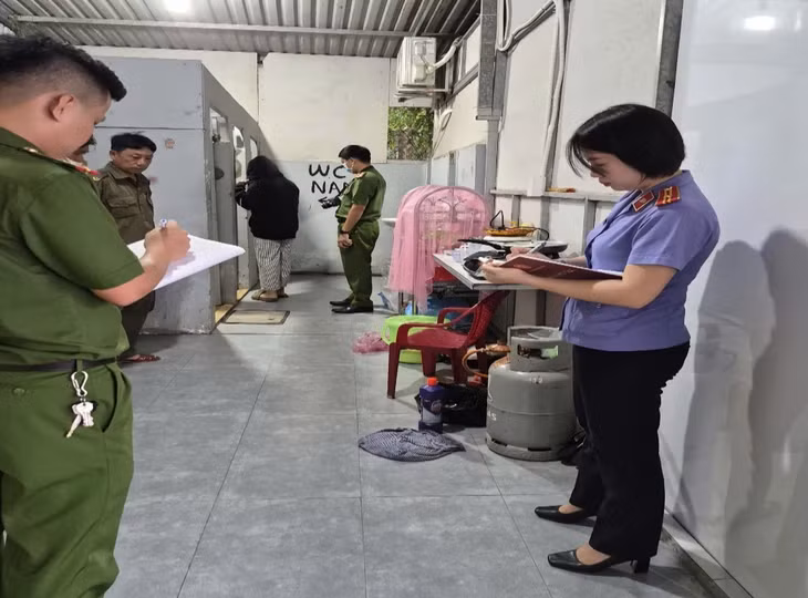 Cơ quan điều tra và viện kiểm sát đang khám nghiệm hiện trường - Ảnh: H.T.