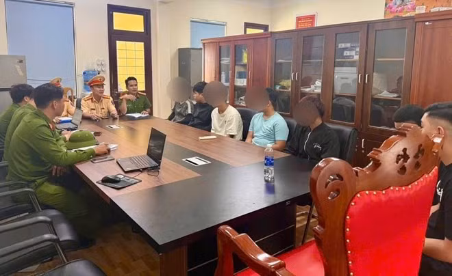 Nhóm thanh thiếu niên vi phạm giao thông bị xử lý. Ảnh: Phòng CSGT Công an tỉnh Quảng Trị