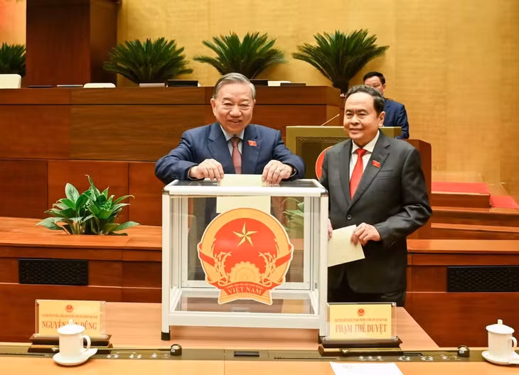 Tổng Bí thư Tô Lâm và Chủ tịch Quốc hội khóa XV Trần Thanh Mẫn bỏ phiếu bầu Chủ tịch Quốc hội khóa XVI sáng 6/4. (Ảnh: DUY LINH)