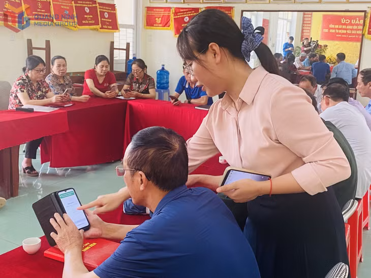 Cán bộ xã Đầm Hà hướng dẫn Đảng viên sử dụng Sổ tay Đảng viên điện tử.