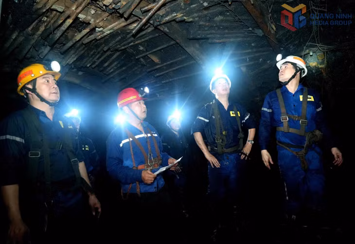 Lãnh đạo Công ty Than Mạo Khê - TKV đi lò, kiểm tra tiến độ thi công dự án hầm lò dưới -150m cùng nhà thầu Trung Quốc.