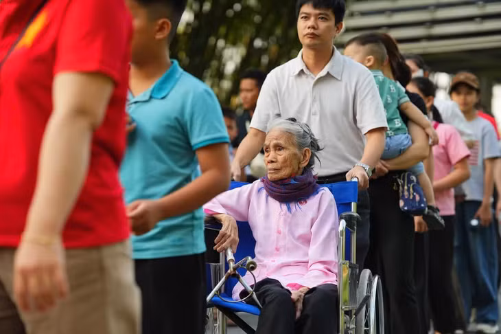 Trong buổi sáng 30/4, rất đông người dân đã đến Lăng Chủ tịch Hồ Chí Minh.