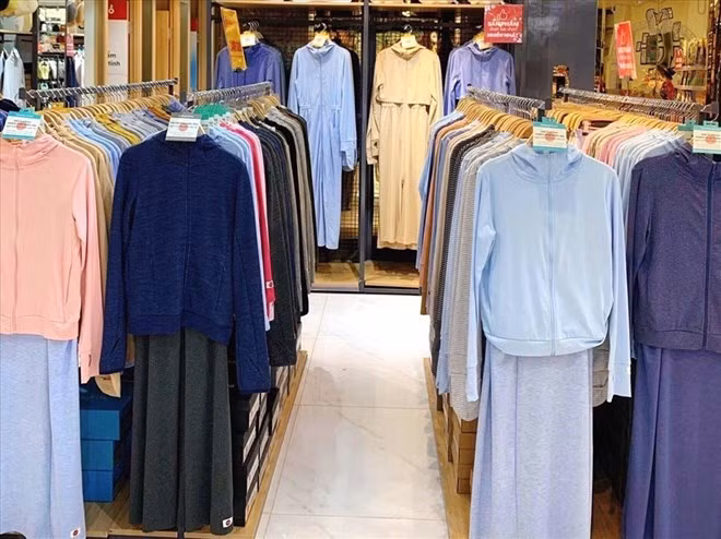 Các mẫu áo chống nắng với đa dạng màu sắc, chất liệu và kiểu dáng được bày bán tại nhiều cửa hàng thời trang, trung tâm mua sắm. Ảnh: Nguyễn Thúy