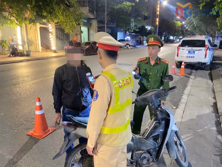 Đội CSGT Đường bộ số 2, Phòng CSGT (Công an tỉnh) phối hợp với Công an phường Cao Xanh kiểm tra lái xe chấp hành quy định nồng độ cồn. (Ảnh: https://conganquangninh.gov.vn)