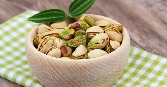 Hạt dẻ cười (pistachio) không chỉ giàu protein mà còn dồi dào vitamin E và các chất chống oxy hóa.
