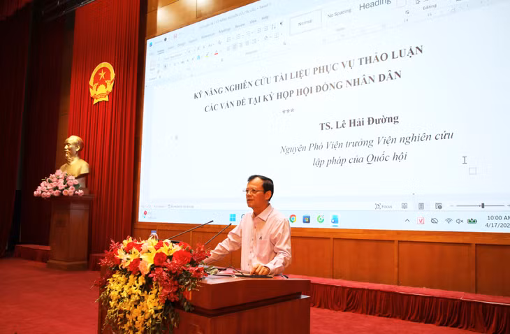 Nguyên Phó Viện Trưởng Viện nghiên cứu lập pháp của Quốc hội Lê Hải Đường truyền đạt chuyên đề "Kỹ năng nghiên cứu tài liệu phục vụ thảo luận các vấn đề tại kỳ họp HĐND".