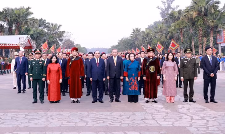 Tổng Bí thư, Chủ tịch nước Tô Lâm cùng các đồng chí lãnh đạo, nguyên lãnh đạo Đảng, Nhà nước khởi hành lên núi Nghĩa Lĩnh để dâng hương tưởng niệm các Vua Hùng. (Ảnh: Hoàng Hùng/TTXVN)