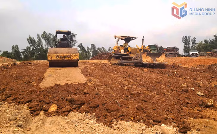 Nhận được mặt bằng đến đâu đơn vị thi công tổ chức dọn thực bì, đắp đất sẵn sàng thi công khoan cọc tòa nhà khám, chữa bệnh 8 tầng, hạm mục chính của dự án
