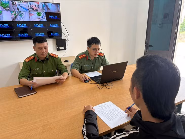 Cơ quan công an làm việc với TikToker Hoài Núi - Ảnh: Công an tỉnh Lào Cai