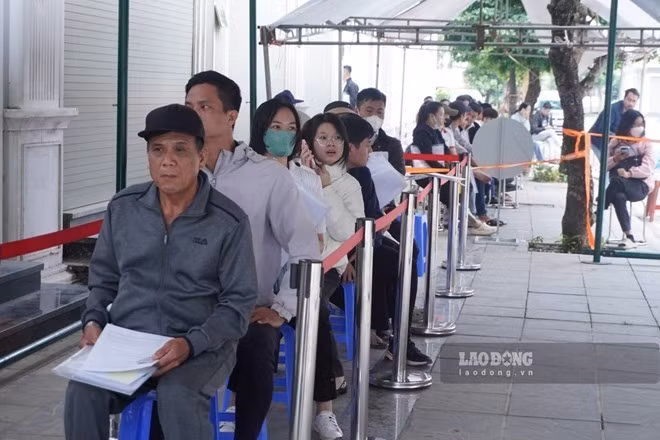 Người dân xếp hàng đăng ký mua nhà ở xã hội tại Hà Nội. Ảnh: Như Hạ