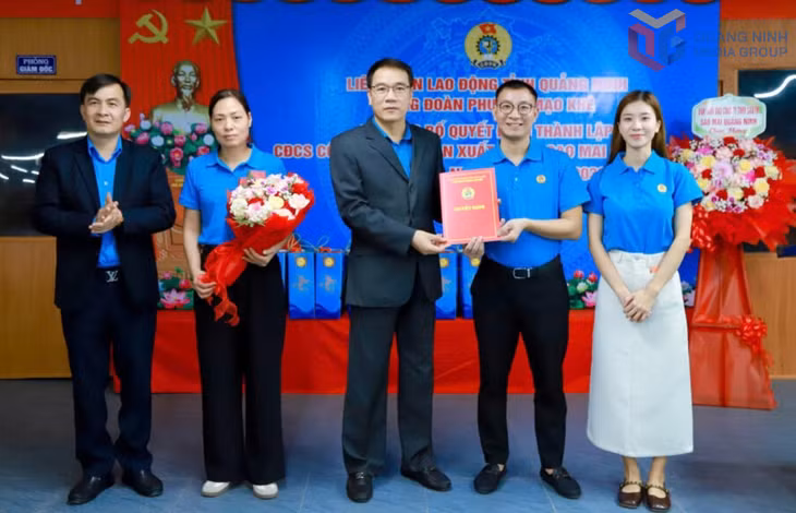 Lãnh đạo LĐLĐ tỉnh trao quyết định thành lập CĐCS cho Công đoàn Công ty TNHH Sản xuất và Thương mại Sao Mai Quảng Ninh, tháng 1/2026.