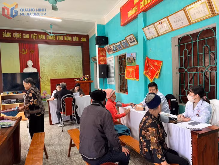 Trạm Y tế xã Đường Hoa khám, tư vấn sức khỏe cho người cao tuổi.