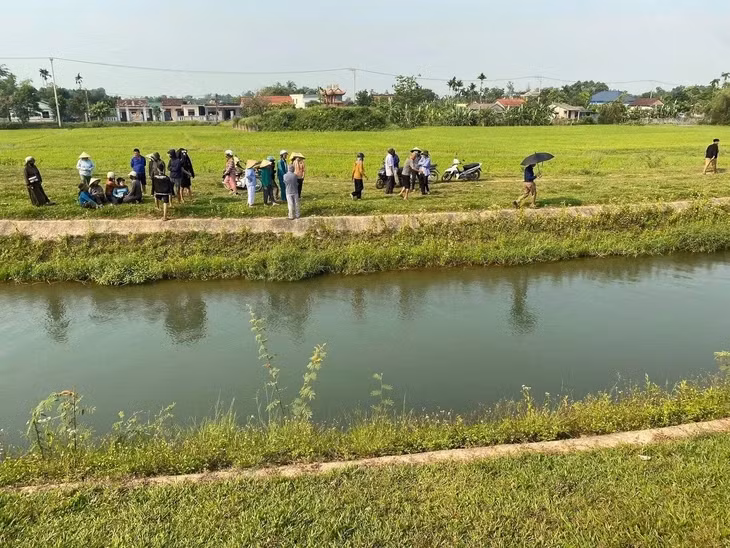 Nam sinh lớp 8 đuối nước khi tắm kênh cùng bạn - Ảnh: QUANG HÀ