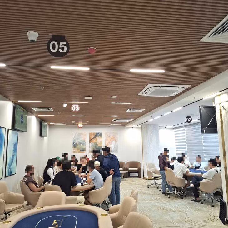 Hiện trường khi cơ quan chức năng bắt quả tang - Ảnh: H.B.