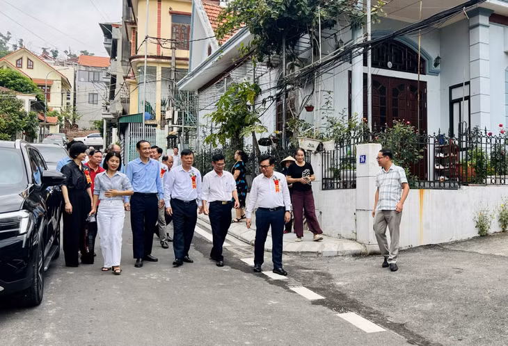 Các đại biểu tham quan tuyến đường vừa hoàn thành.