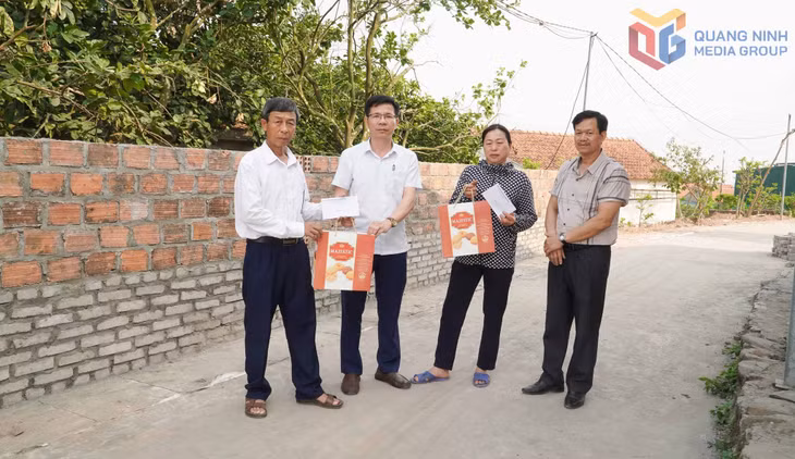 Lãnh đạo MTTQ phường Quảng Yên tặng quà tri ân những hộ dân đã hiến đất để mở rộng đường khu phố Vườn Chay (tháng 4/2026).