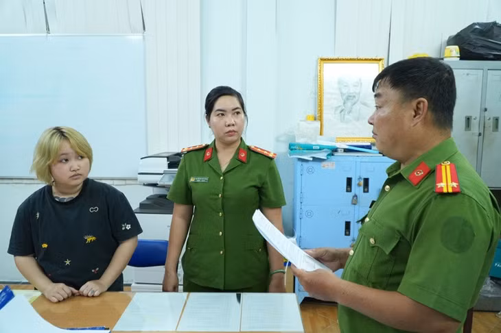 Tống đạt Quyết định khởi tố bị can và thi hành lệnh tạm giam các đối tượng. Ảnh: Công an Cần Thơ