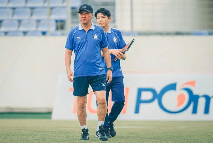 Giám đốc kỹ thuật Adachi ra sân chiều 16-4 - Ảnh: DNFC