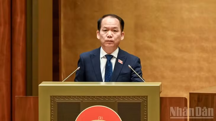 Bộ trưởng Tư pháp Hoàng Thanh Tùng trình bày tờ trình dự thảo Luật Hộ tịch (sửa đổi). (Ảnh: DUY LINH)