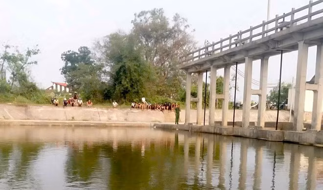 Vị trí em học sinh đuối nước tử vong. Ảnh: Văn Sơn