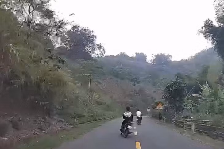 2 thanh thiếu niên điều khiển xe môtô lạng lách, đánh võng gây mất an toàn giao thông. Ảnh: Công an xã Văn Chấn