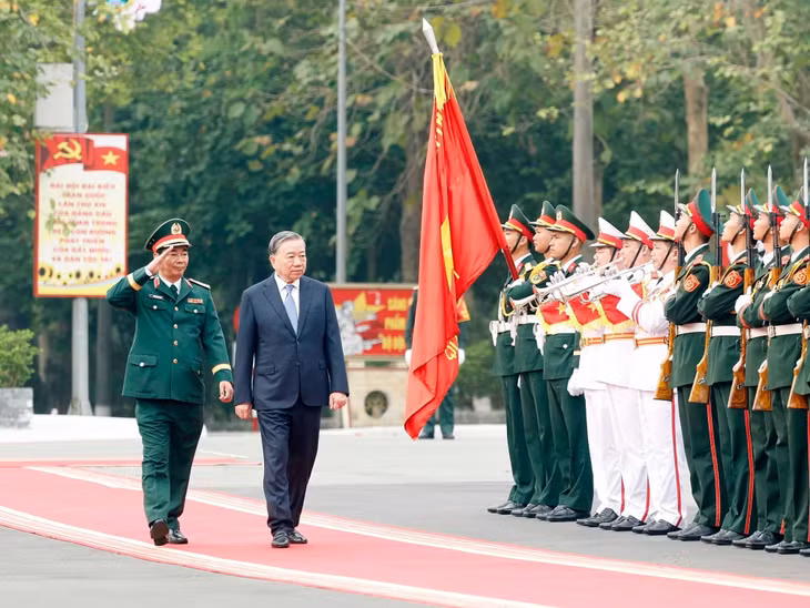 Lễ đón Tổng Bí thư, Chủ tịch nước Tô Lâm, Bí thư Quân ủy Trung ương đến dự buổi lễ. (Ảnh: Thống Nhất/ TTXVN)
