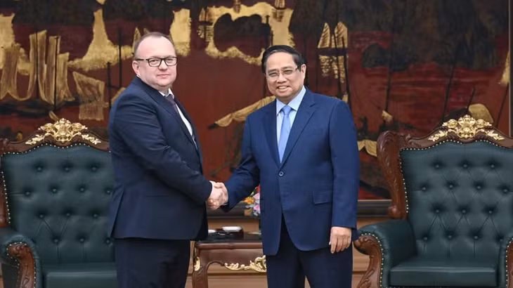 Thủ tướng Chính phủ Phạm Minh Chính và Chủ tịch Ủy ban Giám định tư pháp Belarus Volkov Alexei Aleksandrovich. (Ảnh: TRẦN HẢI)