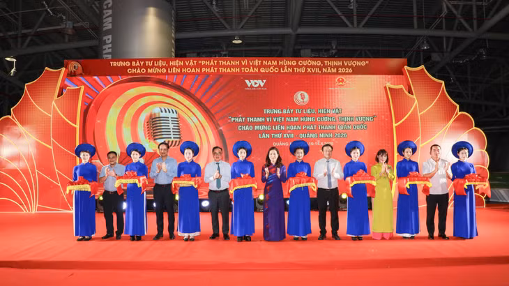 Các đại biểu cắt băng khai mạc không gian trưng bày tư liệu, hiện vật với chủ đề “Phát thanh vì Việt Nam hùng cường, thịnh vượng”.