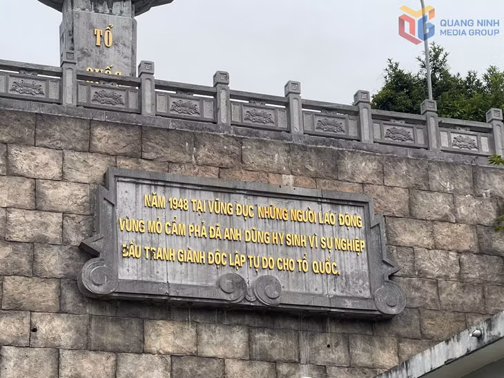 Tượng đài ở Khu di tích Vũng Đục (phường Cẩm Phả) tôn vinh tinh thần bất khuất của các chiến sĩ cách mạng Vùng mỏ.