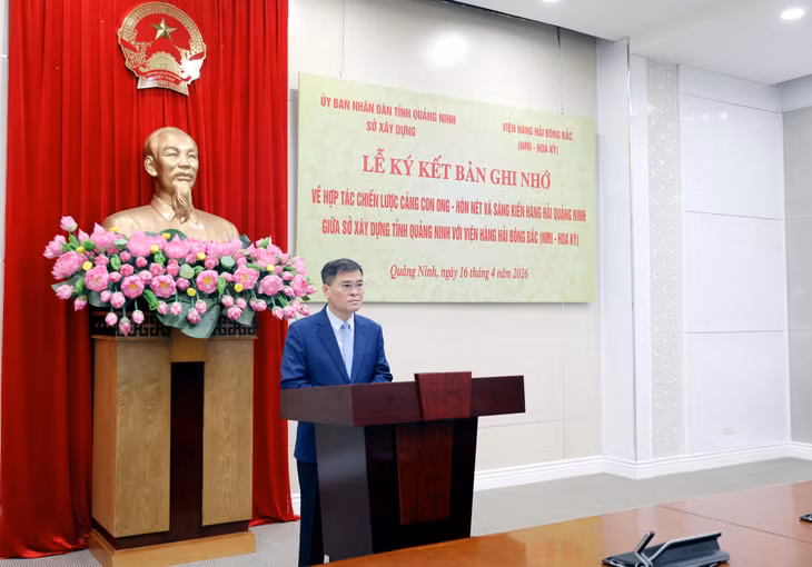 Đồng chí Bùi Văn Khắng, Phó Bí thư Tỉnh ủy, Chủ tịch UBND tỉnh, phát biểu tại lễ ký kết hợp tác giữa Sở Xây dựng và Viện Hàng hải Đông Bắc (NMI - Hoa Kỳ). 