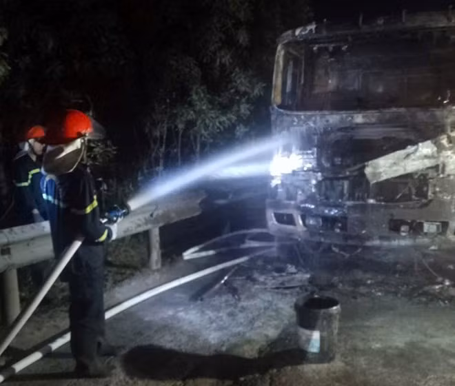 Cháy xe đầu kéo trên Quốc lộ 12A trong đêm 13.4. Ảnh: Hải Văn