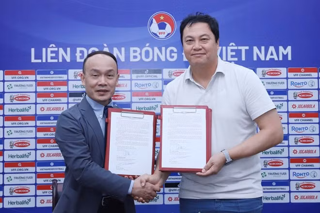 VFF tiếp tục đặt niềm tin vào huấn luyện viên thủ môn Lee Woon-jae (phải) trong công tác đào tạo thủ môn đội tuyển Việt Nam và U23 Việt Nam. Ảnh: VFF