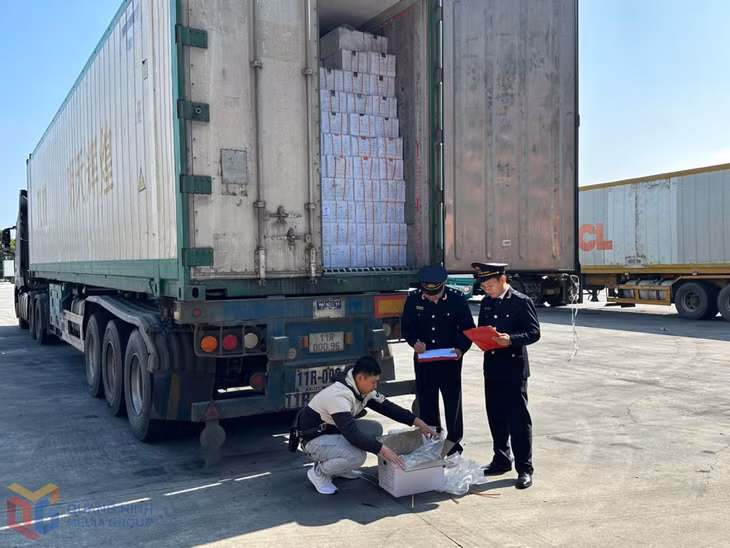 Công chức Hải quan cửa khẩu quốc tế Móng Cái giám sát hàng nông sản xuất khẩu.