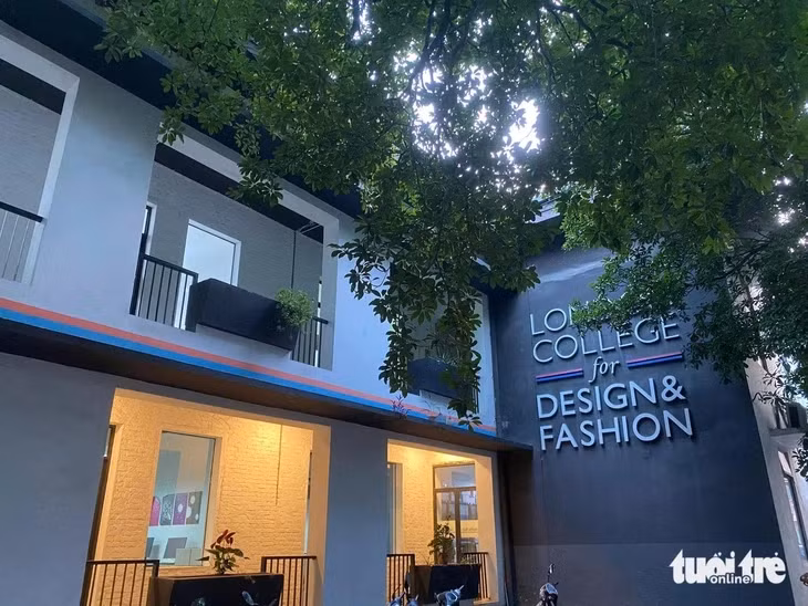 Trường cao đẳng nghề Thiết kế và Thời trang London (Hà Nội) có tên giao dịch quốc tế là London Vocational College for Design and Fashion Studies (Hà Nội). Tuy nhiên trường này lại sử dụng tên tiếng Việt để quảng bá trên trang website chính thức của trường là "Học viện Thiết kế và Thời trang London", khiến nhiều người học hiểu nhầm và không biết đây là "trường cao đẳng nghề" - Ảnh: NGUYÊN BẢO