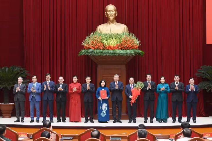 Tổng Bí thư, Chủ tịch nước trao Quyết định của Bộ Chính trị về nhân sự Đảng ủy Mặt trận Tổ quốc, các đoàn thể Trung ương. (Ảnh: ĐĂNG KHOA)