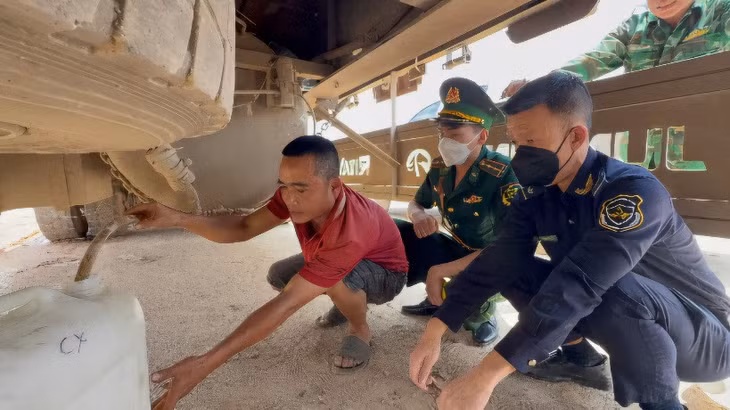 Tài xế độ chế bình chứa dưới gầm xe đầu kéo, để buôn lậu gần 900 lít dầu sang Lào. Ảnh: Hồng Anh