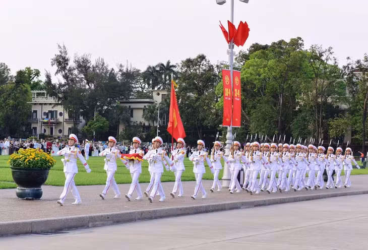 Đoàn hành lễ khởi hành từ phía sau Lăng Chủ tịch Hồ Chí Minh. Dẫn đầu đoàn là quân kỳ Quyết thắng.