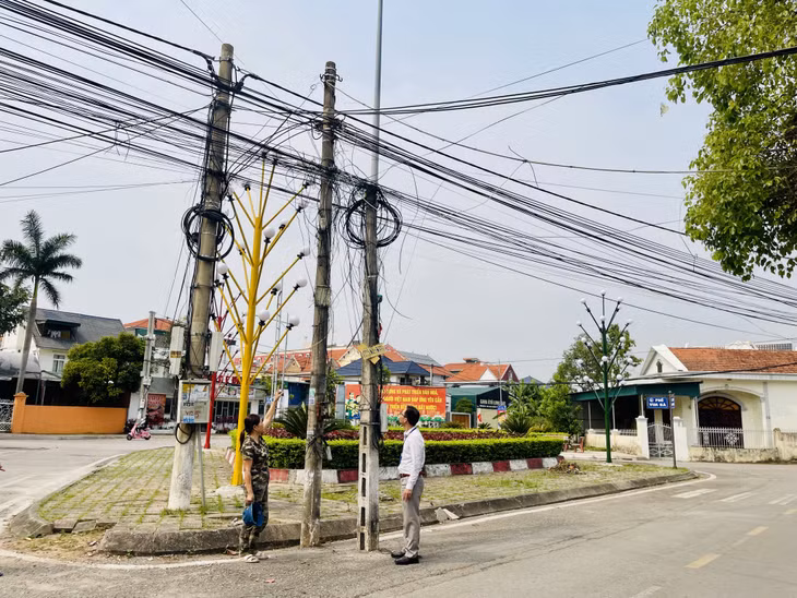 Dây điện, cáp viễn thông chằng chịt tại khu 9 (phường Quảng Yên).