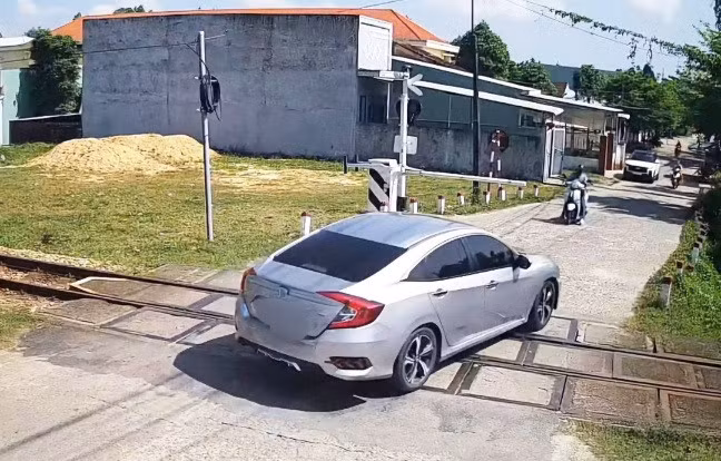 Công an Đà Nẵng phạt nguội 5 triệu đồng và tước bằng lái xe 2 tháng đối với nữ tài xế vượt rào chắn đường sắt. Ảnh: CACC