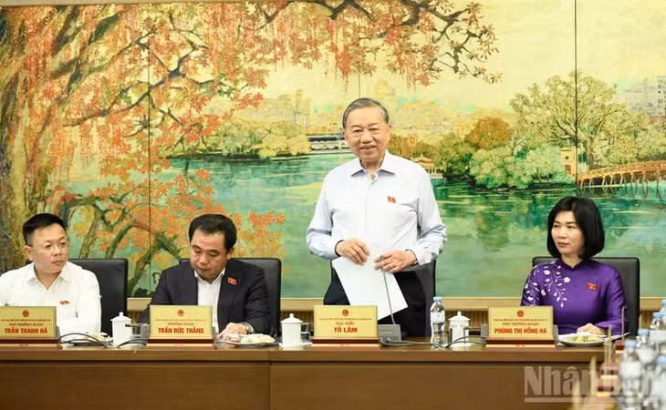 Tổng Bí thư, Chủ tịch nước Tô Lâm nhấn mạnh, việc sửa đổi Luật Thủ đô lần này không chỉ đơn thuần là việc hoàn thiện một đạo luật cụ thể, mà là cơ hội thực chất, bước đi có ý nghĩa chiến lược nhằm kiến tạo một mô hình thể chế phát triển mới cho Thủ đô Hà Nội. (Ảnh: DUY LINH)