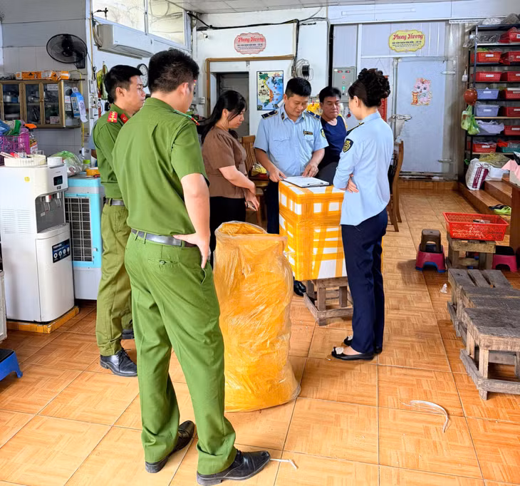 Đội QLTT số 3 phối hợp với Công an đặc khu Vân Đồn kiểm tra tại hộ kinh doanh Nguyễn Thị Thanh Hương (khu 6, đặc khu Vân Đồn).
