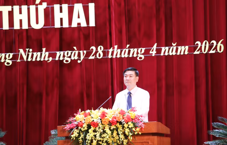 Đồng chí Đỗ Xuân Điệp, Giám đốc Sở Xây dựng trình bày tóm tắt Tờ trình dự thảo Nghị quyết thông qua Đề án phân loại đô thị tỉnh Quảng Ninh đạt tiêu chí đô thị loại I.