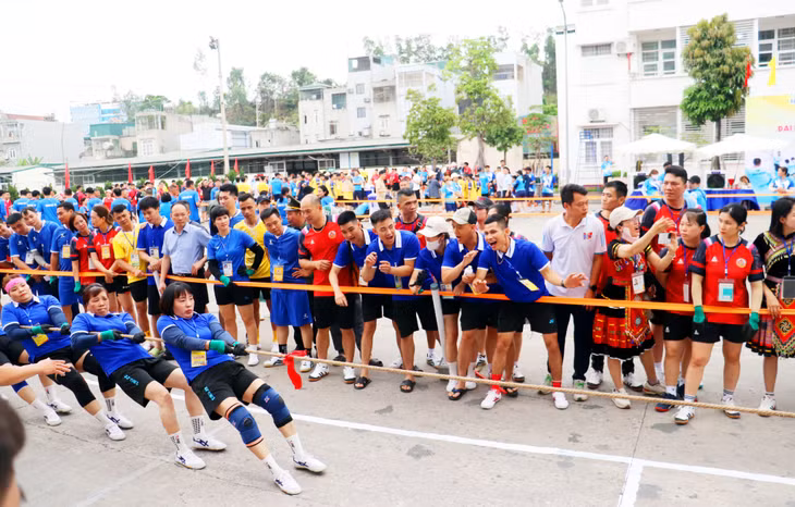 Phần thi kéo co nữ nhận được sự cổ vũ nhiệt tình, hào hứng của các cổ động viên.